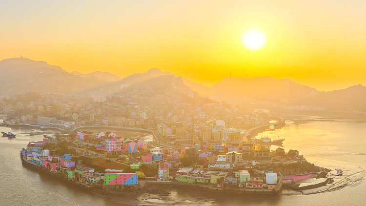 Aube à Xiaoruo : Quand la couleur transforme un village côtier