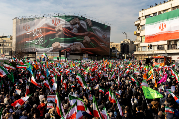 Un groupe de combat de porte-avions américain se dirige vers le Moyen-Orient, l'Iran promet une réponse