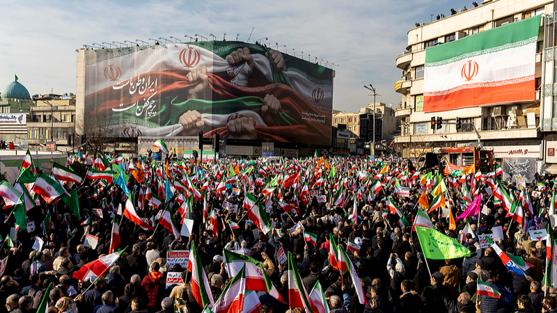 Un groupe de combat de porte-avions américain se dirige vers le Moyen-Orient, l'Iran promet une réponse