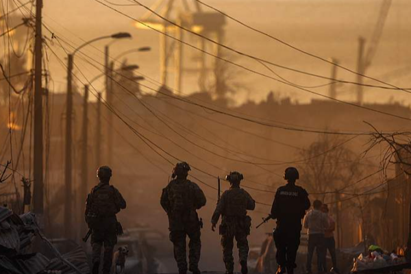 Les incendies de forêt au Chili tuent 18 personnes et forcent des milliers à fuir