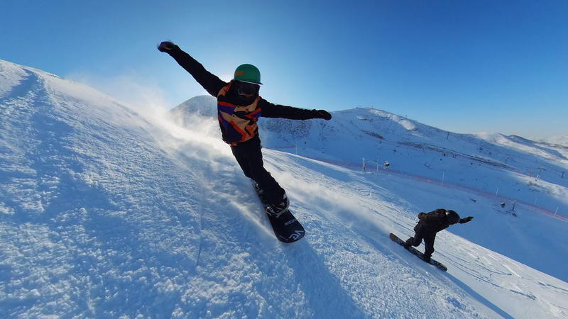 Les stations de ski du Xinjiang déclenchent un boom touristique hivernal de 200 milliards de yuans video poster