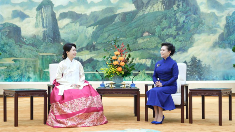 Thé & Discussions : Peng Liyuan accueille la Première Dame de la ROK à Pékin