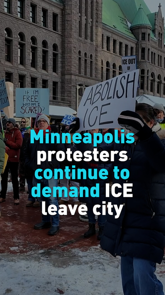 Les résidents de Minneapolis se rassemblent pour demander le départ de l'ICE malgré des températures glaciales video poster