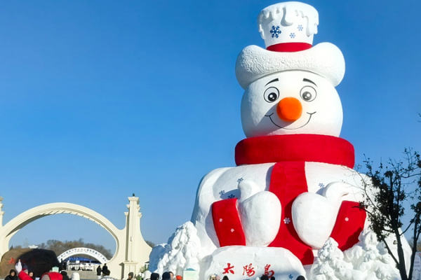Le 38e Expo de Neige de l'Île de Taiyang à Harbin accueille un bonhomme de neige géant emblématique video poster
