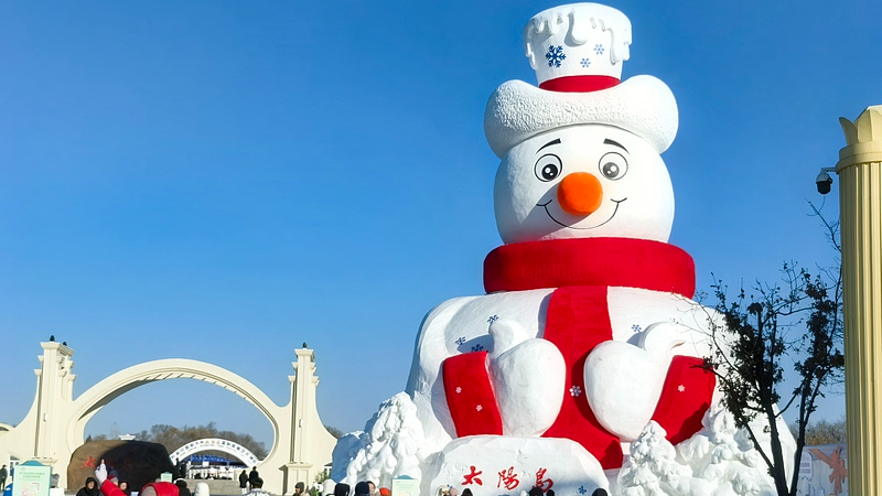 Le 38e Expo de Neige de l'Île de Taiyang à Harbin accueille un bonhomme de neige géant emblématique video poster