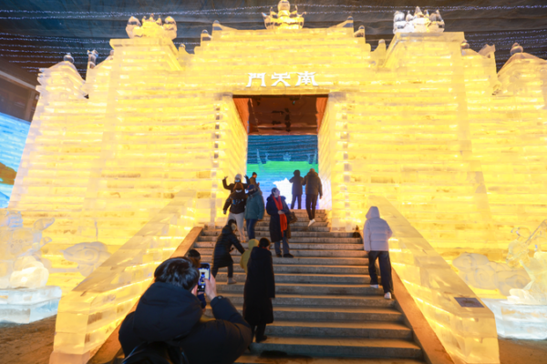 Le festival des lanternes de glace inspiré du Roi des Singes transforme la gorge de Longqing
