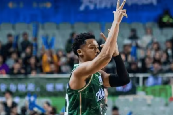 Jaylen Hands brille avec 32-12 lors de ses débuts alors que Nanjing met fin à une série de cinq défaites