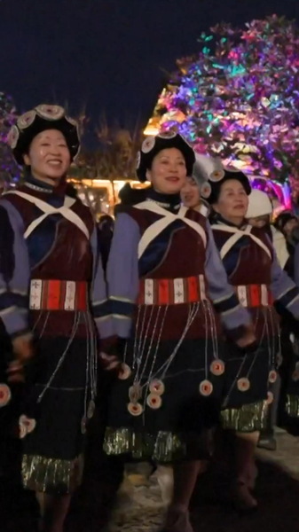 Les Naxi et les touristes s'unissent dans la danse Datiao pour accueillir 2026 à Lijiang video poster