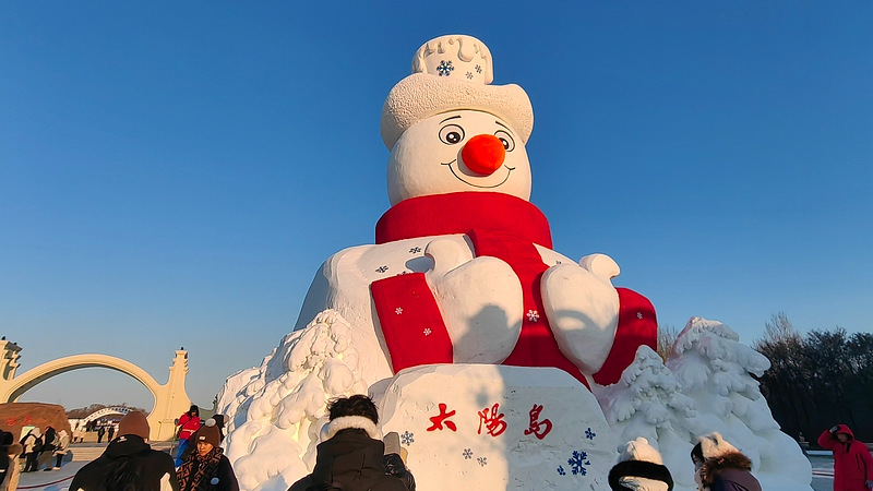 Le géant bonhomme de neige de Harbin vole la vedette à l'Expo de sculpture sur neige video poster