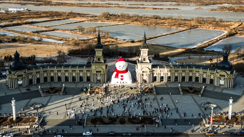Le Géant Bonhomme de Neige de Harbin Grandit pour 2026 video poster