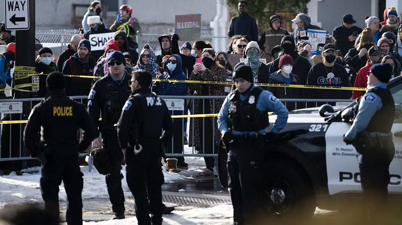 Protestation Bruyante à Minneapolis Éclate Lors d'une Opération Record de l'ICE video poster
