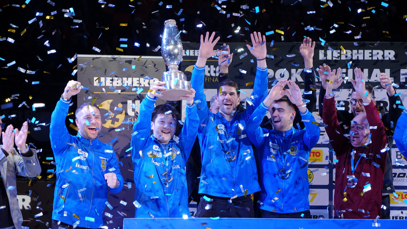 Fan_Zhendong_brille_alors_que_Saarbrucken_remporte_le_titre_de_la_Coupe_d_Allemagne