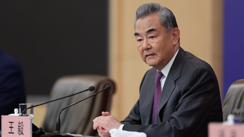 Le ministre chinois des Affaires étrangères Wang Yi lance des échanges interpersonnels lors d’une tournée en Afrique