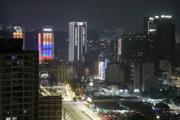 Les frappes américaines secouent Caracas : dans le nouveau plan stratégique de Trump pour l'Amérique latine