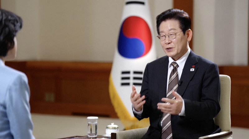 Le président de la ROK, Lee Jae Myung, réaffirme une seule Chine, appelle à la paix dans le détroit de Taïwan video poster