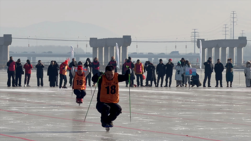 Plus de 700 coureurs sur la rivière Xiaoling pour la première course de kart sur glace video poster