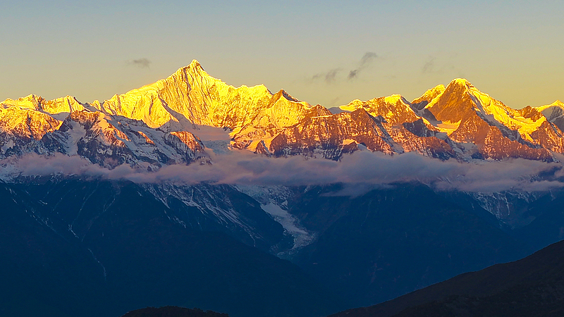 Pics d'or ensoleillés : Montagne de Neige Meili en Hiver