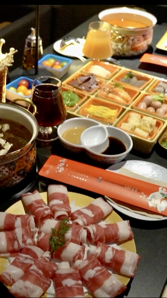 Fondue Chinoise et XR : Les Cinémas Chinois Épicent les Soirées Film video poster