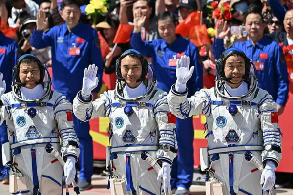 L'équipage de Shenzhou-20 reçoit des médailles spatiales et des titres d'astronautes héroïques