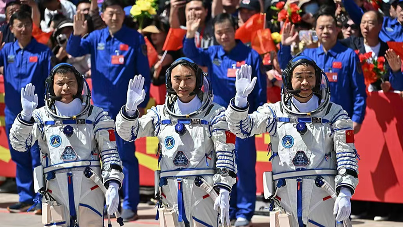 L'équipage de Shenzhou-20 reçoit des médailles spatiales et des titres d'astronautes héroïques