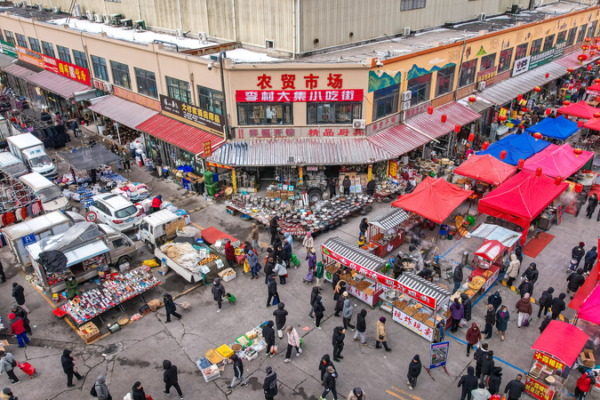 Découvrez l'effervescence du marché du Nouvel An chinois et les délices locaux video poster