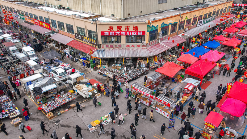 Découvrez l'effervescence du marché du Nouvel An chinois et les délices locaux video poster
