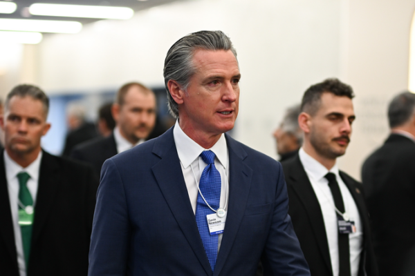 Newsom interdit de parole à Davos par l'administration Trump