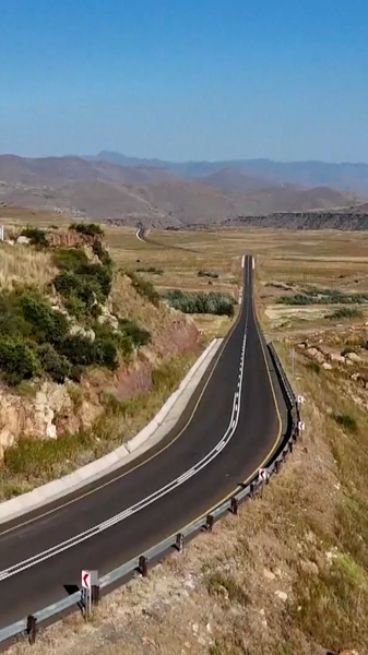 La_route_en_asphalte_de_91_km_du_Lesotho_transforme_le_voyage_en_montagne video poster