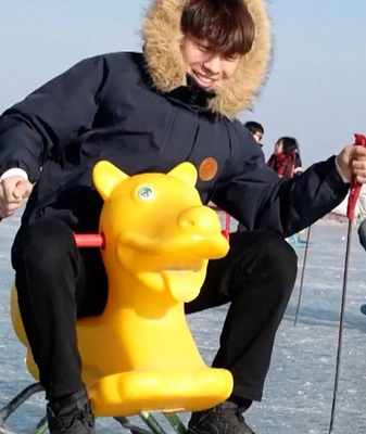 Le_lac_Bosten_au_Xinjiang_devient_un_immense_terrain_de_jeu_hivernal video poster