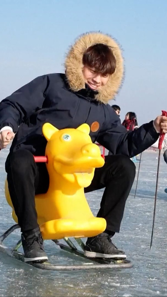 Le_lac_Bosten_au_Xinjiang_devient_un_immense_terrain_de_jeu_hivernal video poster