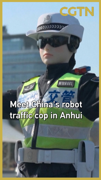 Le_nouveau_robot_policier_de_la_circulation_de_Wuhu_entre_en_service video poster