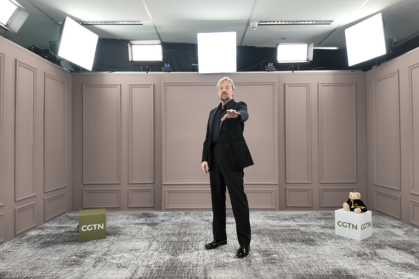 Le Fantôme Démasqué : John Owen-Jones Hante le Studio avec 'La Musique de la Nuit' video poster