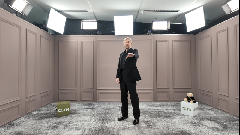 Le Fantôme Démasqué : John Owen-Jones Hante le Studio avec 'La Musique de la Nuit' video poster