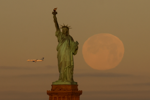 L'interdiction de visa américaine teste la promesse de la Statue de la Liberté
