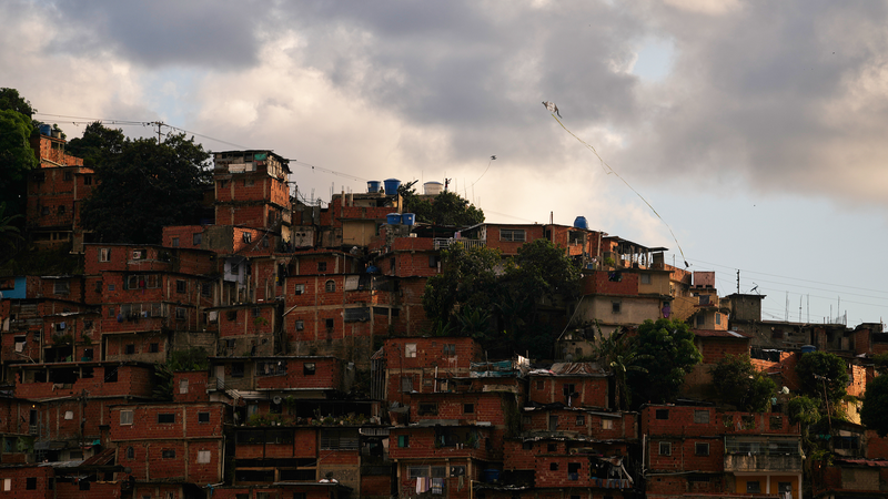 Opération militaire américaine au Venezuela fait 100 morts, Maduro saisi video poster