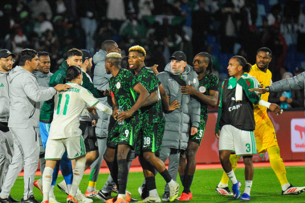 CAF inflige une amende de 100 000 $ à l'Algérie, suspend des joueurs après l'affrontement de l'AFCON avec le Nigeria