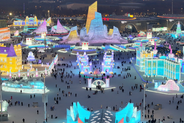 Le Monde de Glace et de Neige de Harbin : À l'intérieur du Plus Grand Parc d'Hiver du Monde video poster