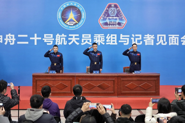 Les astronautes de Shenzhou-20 tiennent leur première conférence de presse depuis leur retour