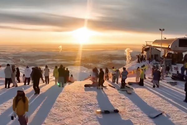 Le tourisme neigeux stimule un essor économique au Xinjiang video poster