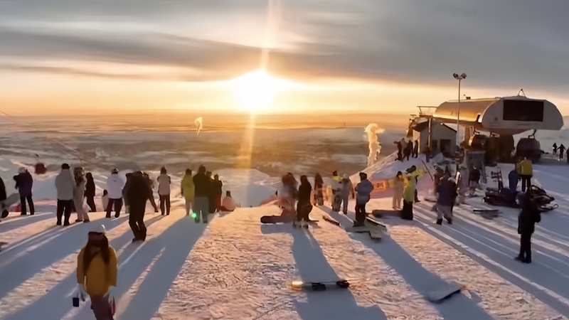 Le tourisme neigeux stimule un essor économique au Xinjiang video poster