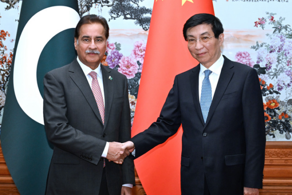 Wang Huning de Chine rencontre le président pakistanais Ayaz Sadiq