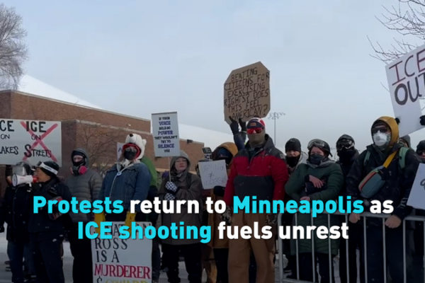 Les manifestations s'intensifient à Minneapolis après une fusillade mortelle de l'ICE video poster
