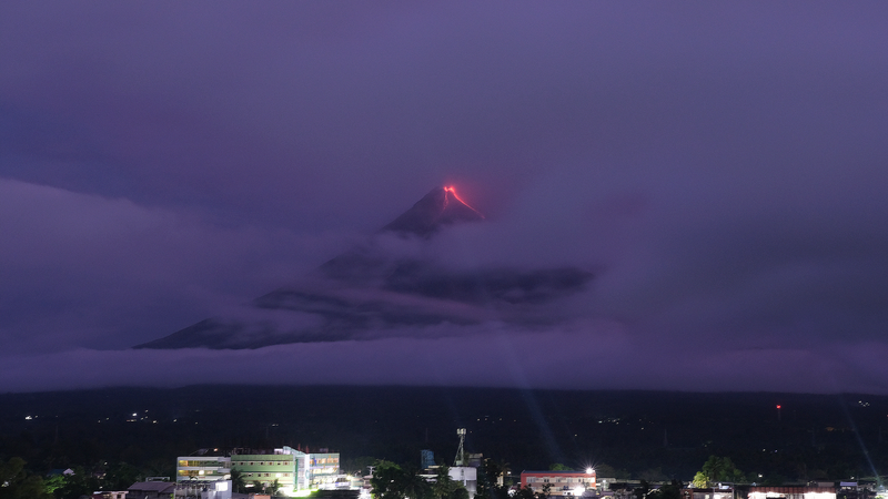 Près de 1 000 familles évacuées alors que le volcan Mayon déverse de la lave