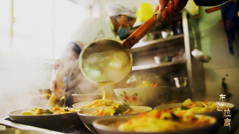 Rituel Matinal au Xizang : Thé Sucré, Pain Frit & Nouilles Parfumées