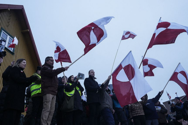 Trump insiste sur 'pas de retour en arrière' au Groenland, attise la tension de l'OTAN