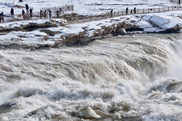 La neige rencontre le rugissement à la cascade de Hukou sur le fleuve Jaune video poster