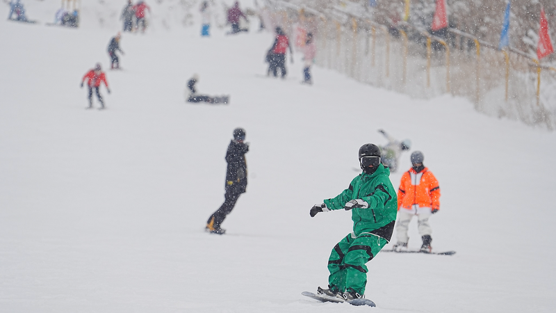 Révolution des sports d'hiver : les stations de ski désertiques du Xinjiang stimulent l'économie de la neige video poster