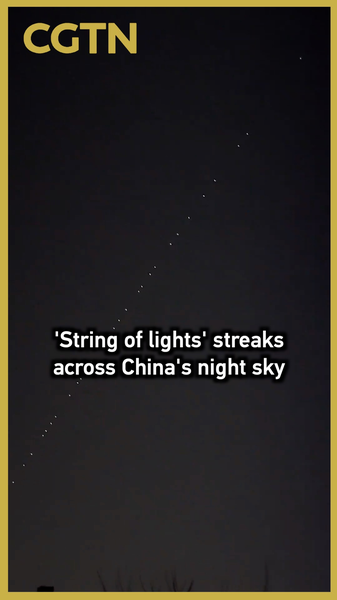 File de lumières dans le ciel nocturne de Chine révélée comme des satellites Starlink video poster