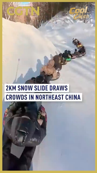 Toboggan de 2 km 'Serpent de Neige' à Liaoning Attire des Foules video poster