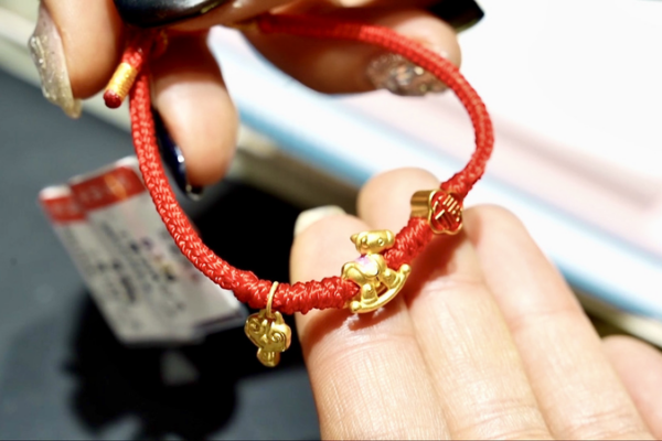 Les ventes de bijoux cheval galopent malgré la flambée des prix de l'or video poster